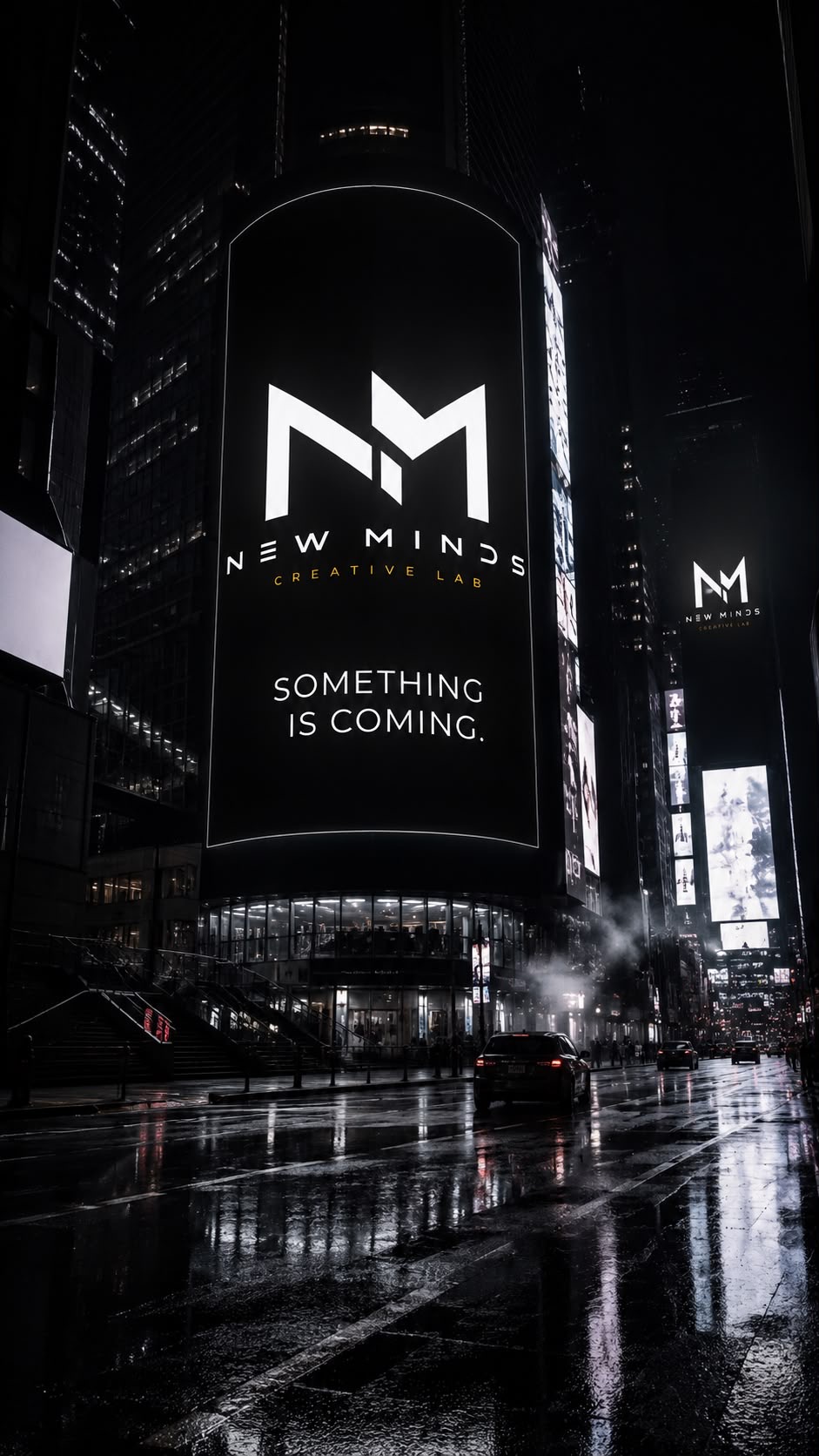 Billboard nocturno de New Minds Creative Lab bajo la lluvia