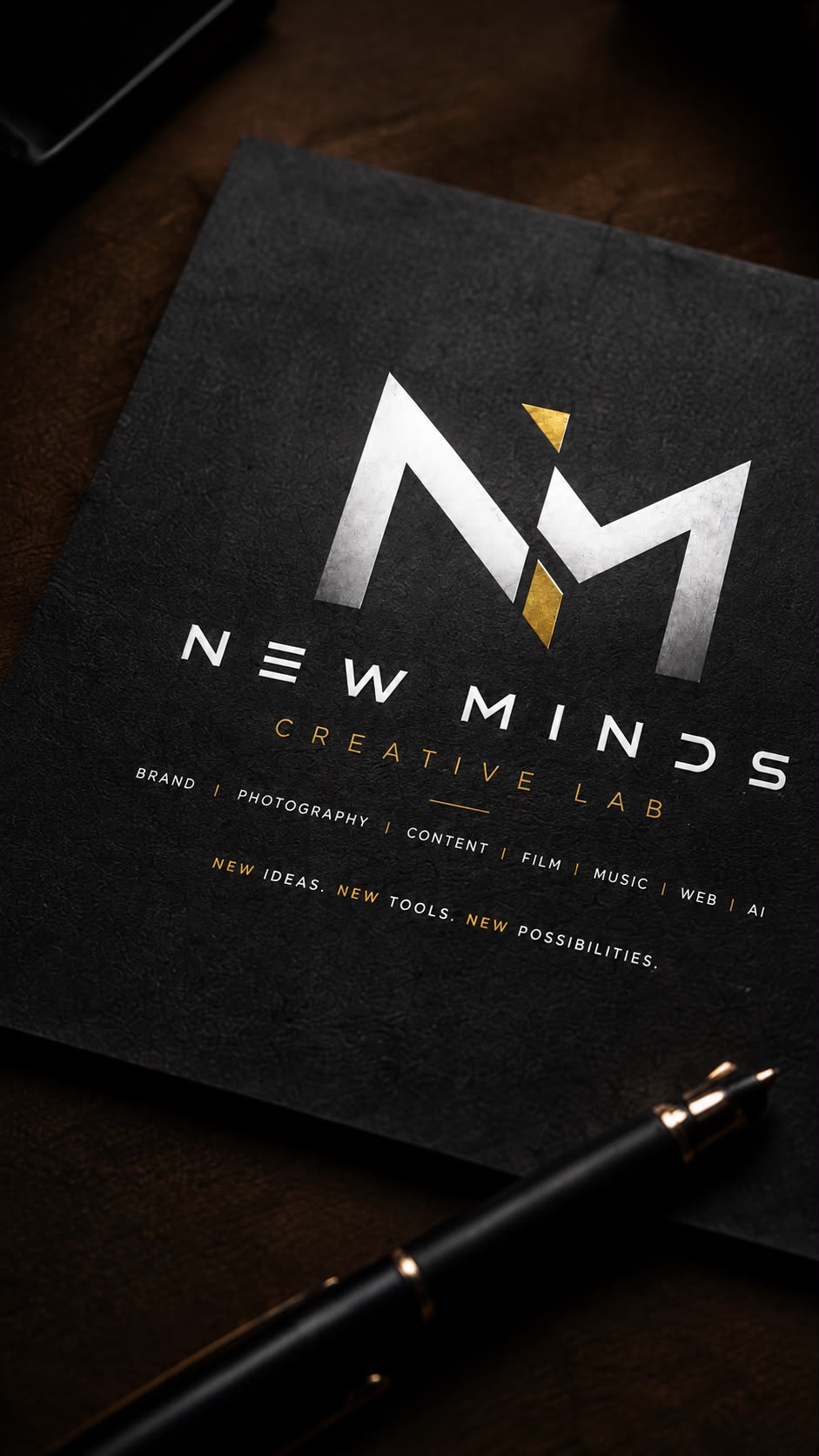 Aplicación impresa de la identidad de New Minds sobre papel negro