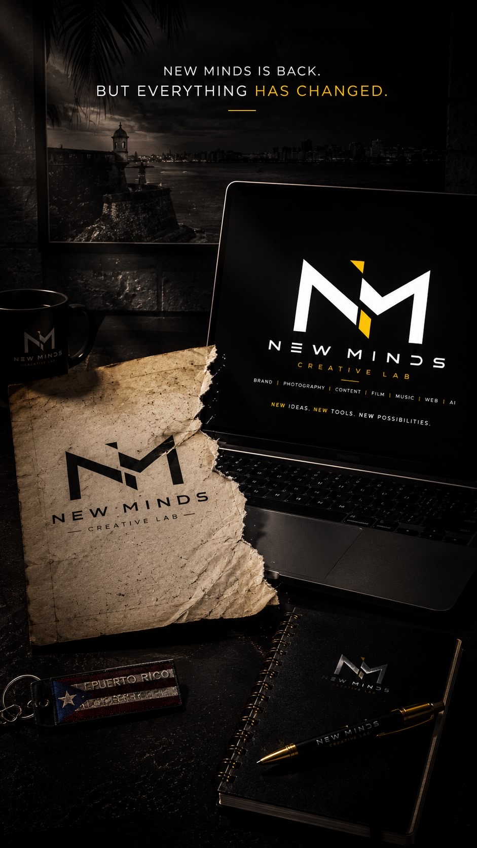 Sistema de identidad de New Minds aplicado a una laptop, libreta y materiales